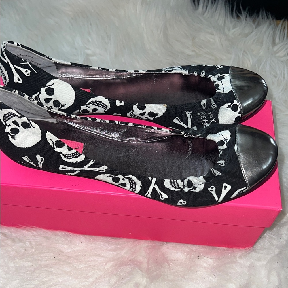 Betsey Johnson Black Skull Print Flats with Silver Toes - Picture 8 of 13